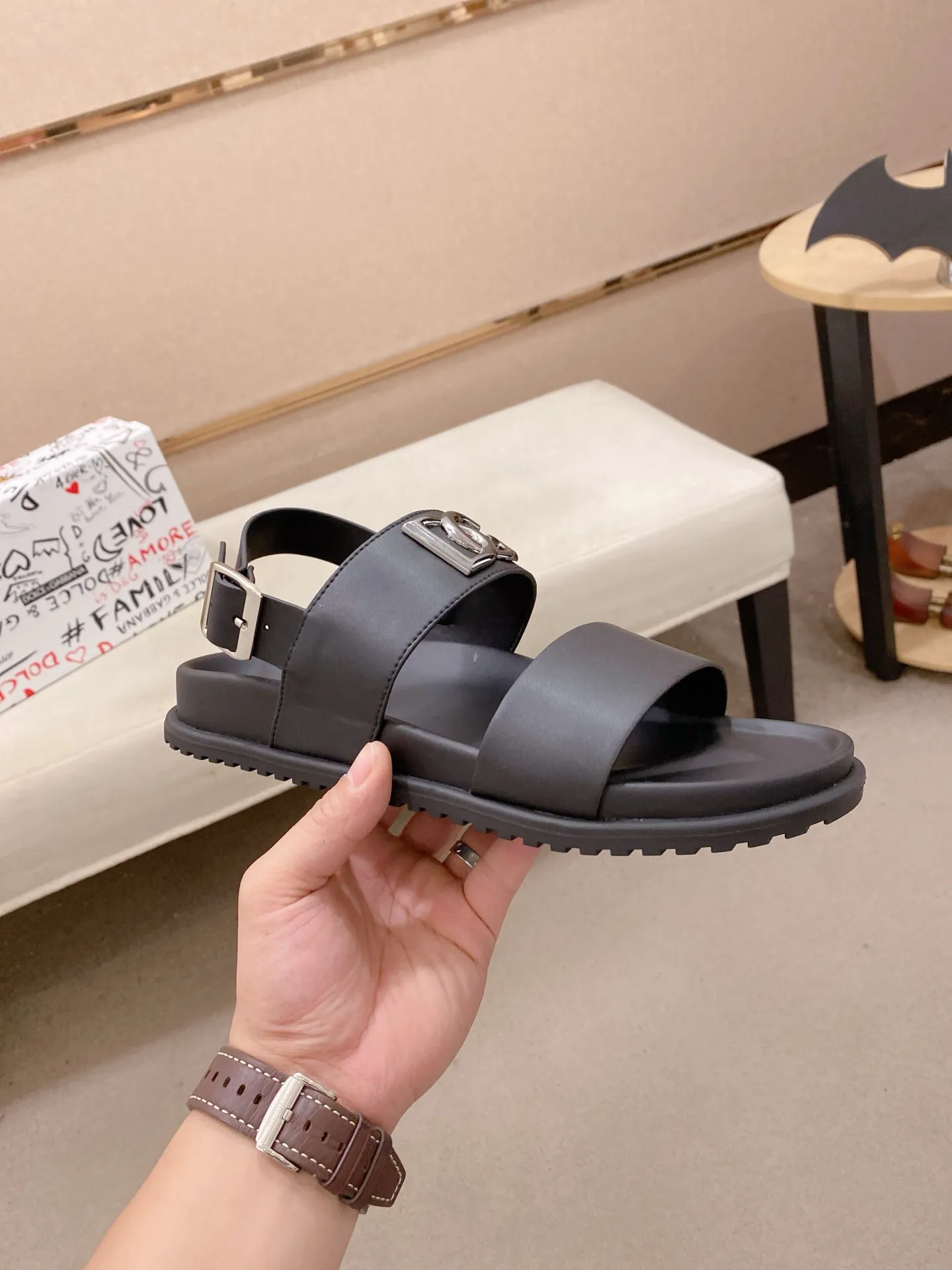 Factory price: 300💰 DG men's sandals and slippers. Showcase high-end style design. The DG strap is embellished with an aluminum DG buckle to enhance the style. Paired with a comfortable tonal notch sole, they pair easily with shorts or jeans for a sophisticated look. Main body: cow leather, technical fabric lining: cow leather, with adjustable straps, aluminum DG buckle, EVA insole, tonal notch rubber outsole splicing structure 👌 Size: 38-44 Customized 45